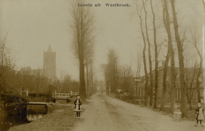 15271 Gezicht op de Kerkdijk met wetering, rijen loofbomen en bebouwing te Westbroek uit het westen; met op de ...